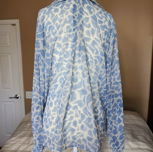 Cabi Womens Blouse size Med leopard blue - Picture 2 of 4